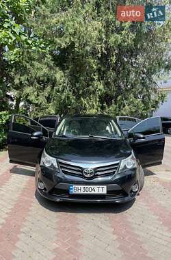 Седан Toyota Avensis 2012 в 