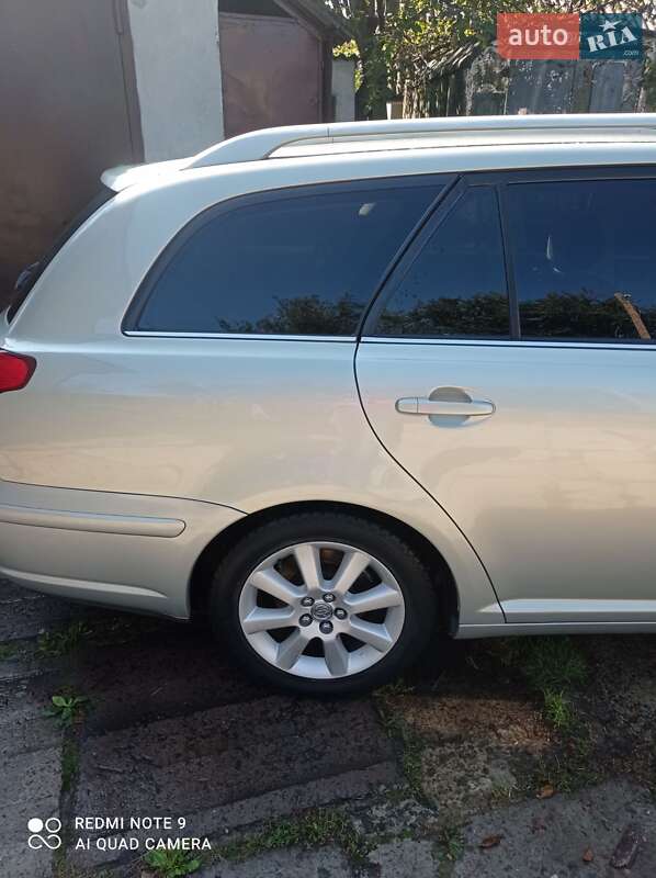 Универсал Toyota Avensis 2004 в Бориславе