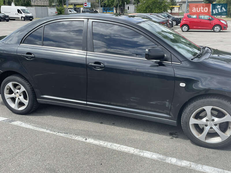 Седан Toyota Avensis 2004 в Киеве