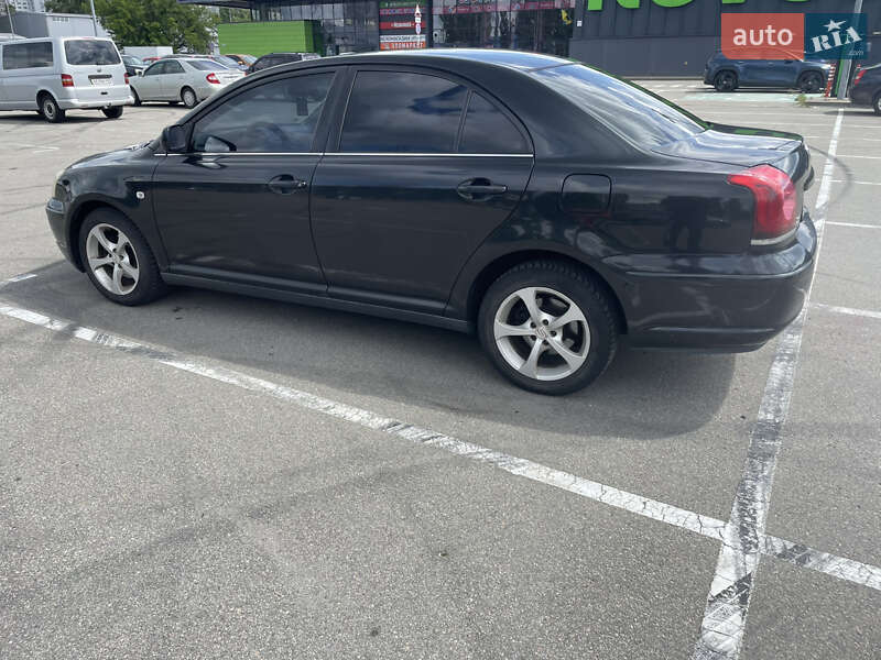 Седан Toyota Avensis 2004 в Киеве