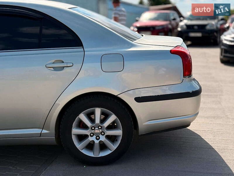 Седан Toyota Avensis 2004 в Львове