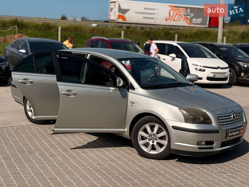 Седан Toyota Avensis 2004 в Львове