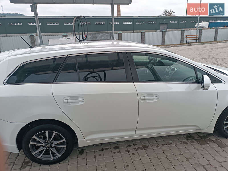 Універсал Toyota Avensis 2013 в Бережанах