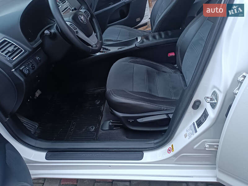 Універсал Toyota Avensis 2013 в Бережанах