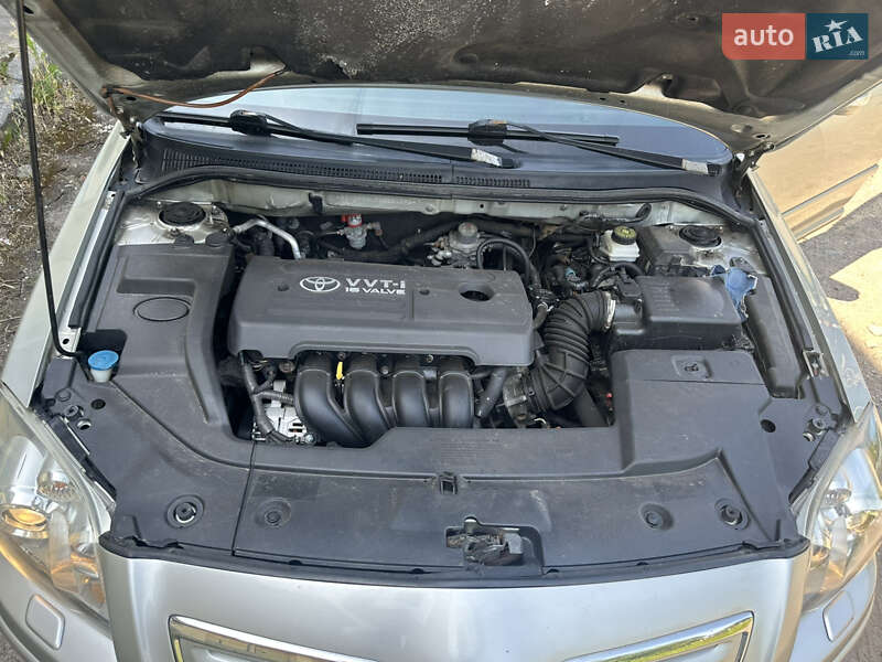 Седан Toyota Avensis 2008 в Львові