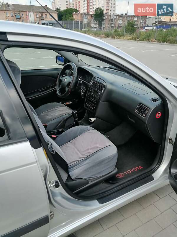 Лифтбек Toyota Avensis 2002 в Виннице