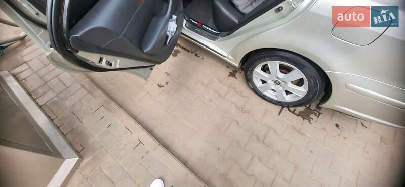 Седан Toyota Avensis 2003 в Кривом Роге