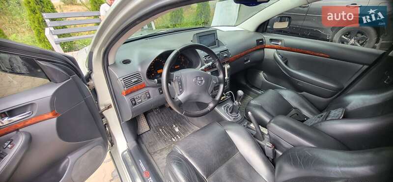 Седан Toyota Avensis 2003 в Кривом Роге