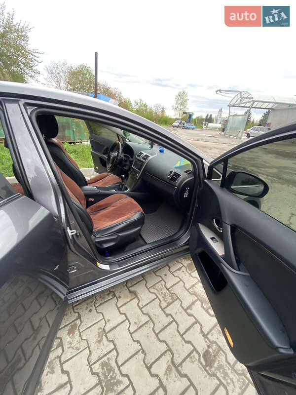 Универсал Toyota Avensis 2010 в Деражне