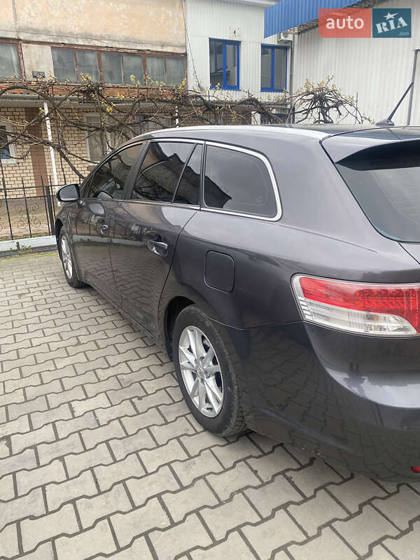 Универсал Toyota Avensis 2010 в Деражне