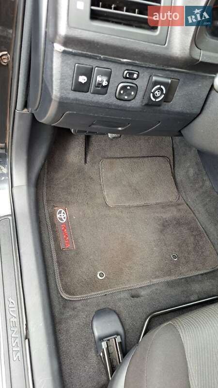 Седан Toyota Avensis 2009 в Мукачевому