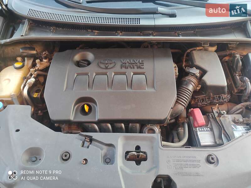 Седан Toyota Avensis 2011 в Киеве