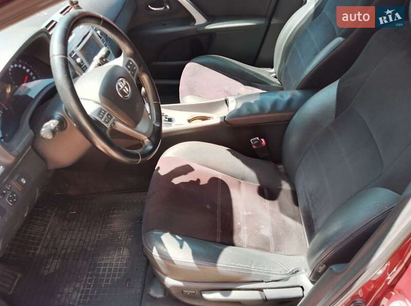 Седан Toyota Avensis 2012 в Карловке