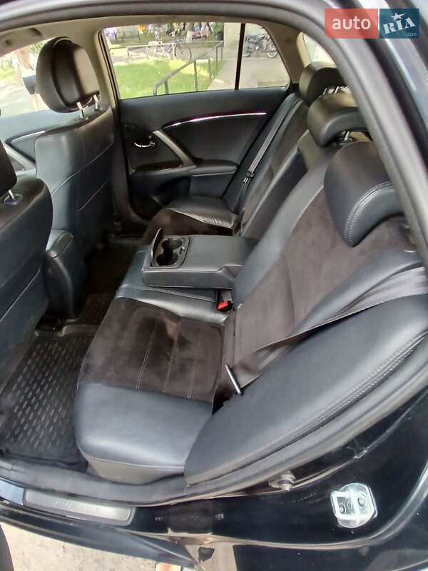 Універсал Toyota Avensis 2012 в Вараші