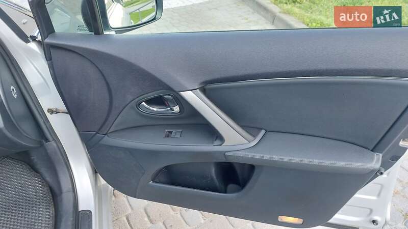 Седан Toyota Avensis 2012 в Львове