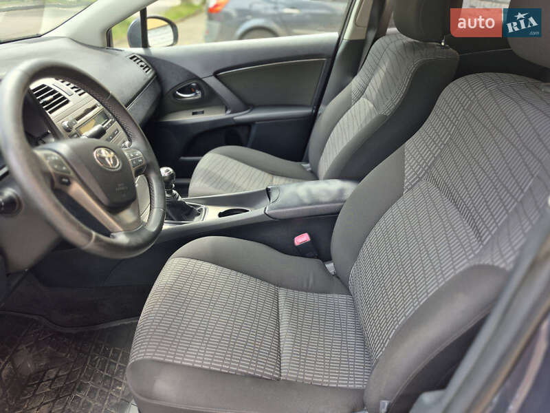 Седан Toyota Avensis 2010 в Рівному