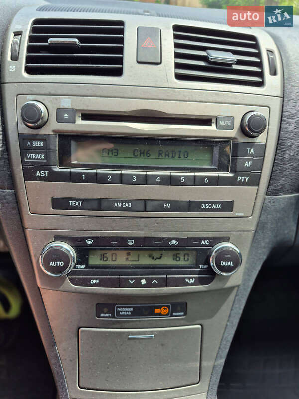 Седан Toyota Avensis 2010 в Рівному