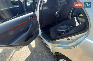 Седан Toyota Avensis 2003 в  фото 11 Седан Toyota Avensis 2003 в