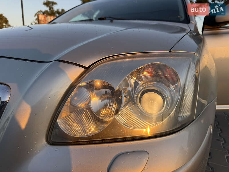 Універсал Toyota Avensis 2004 в Святопетрівське