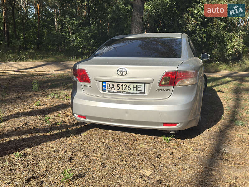 Седан Toyota Avensis 2010 в Кропивницком