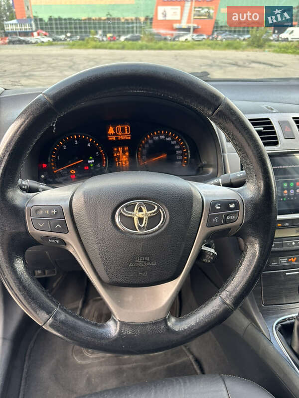 Седан Toyota Avensis 2010 в Києві