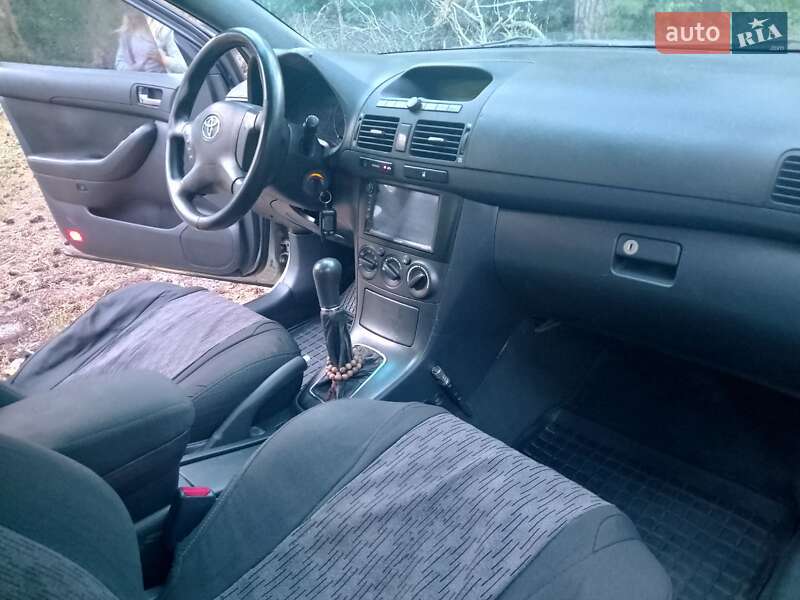 Седан Toyota Avensis 2003 в Александровке