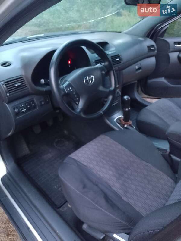 Седан Toyota Avensis 2003 в Александровке