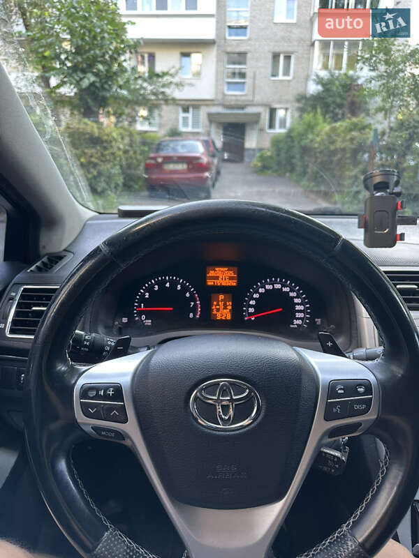 Седан Toyota Avensis 2012 в Львове