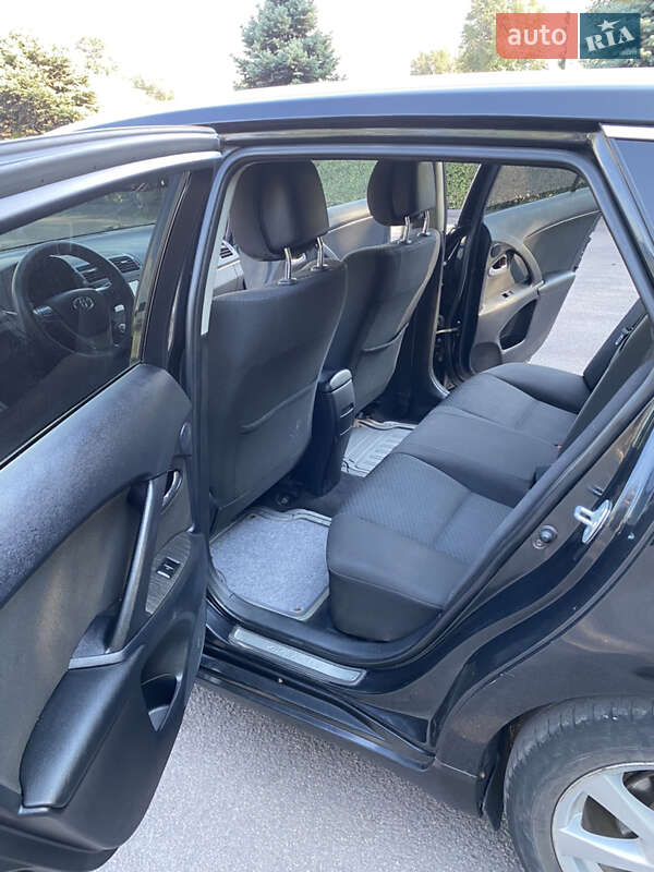 Универсал Toyota Avensis 2010 в Каменском