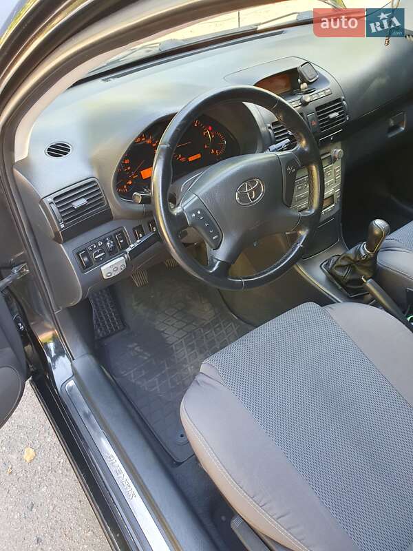 Седан Toyota Avensis 2004 в Черкассах