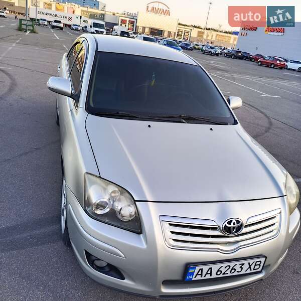 Лифтбек Toyota Avensis 2006 в Киеве