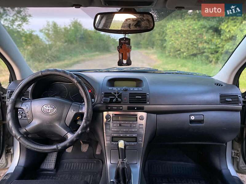 Седан Toyota Avensis 2004 в Иваничах