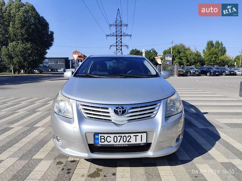 Седан Toyota Avensis 2010 в Львове
