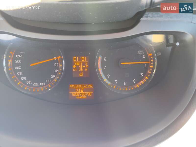 Седан Toyota Avensis 2010 в Львове