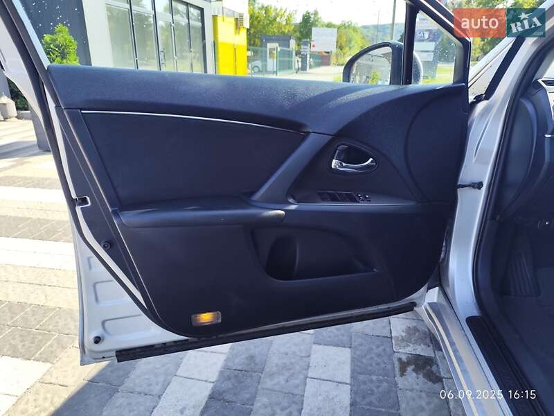 Седан Toyota Avensis 2010 в Львове