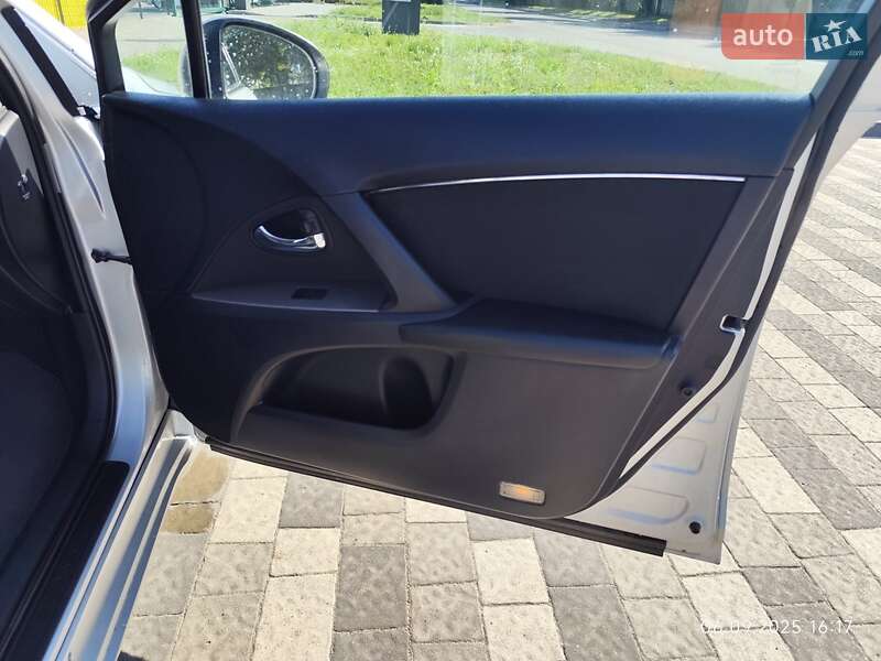 Седан Toyota Avensis 2010 в Львове