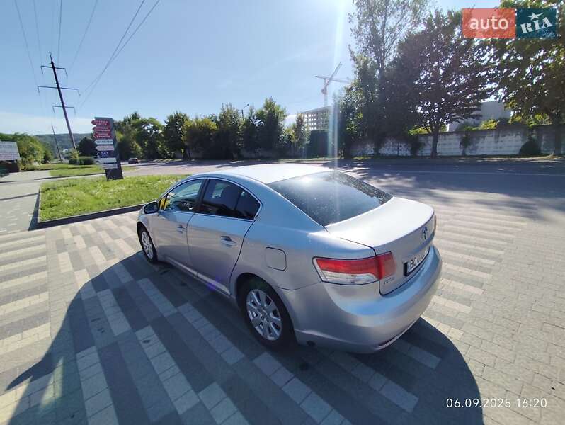 Седан Toyota Avensis 2010 в Львове