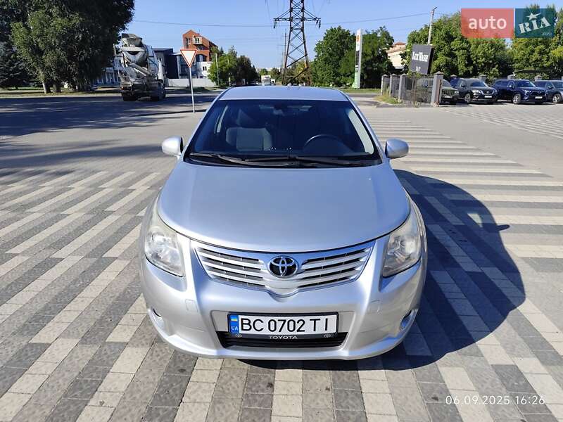 Седан Toyota Avensis 2010 в Львове
