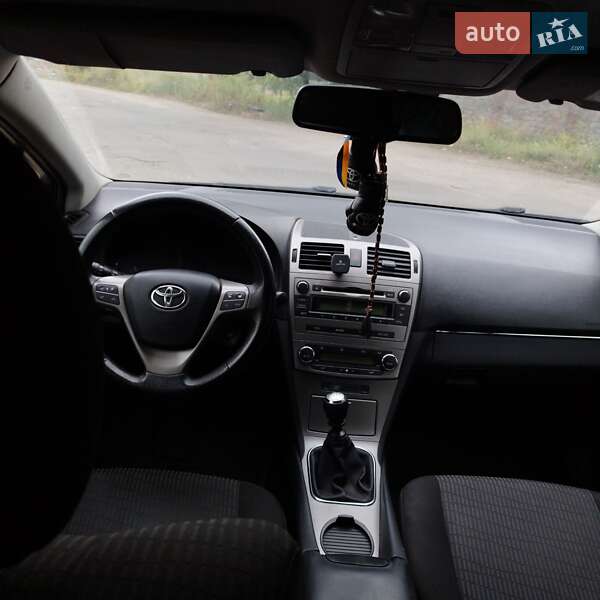 Седан Toyota Avensis 2011 в Виннице