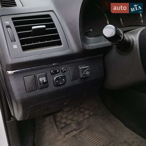 Седан Toyota Avensis 2011 в Виннице