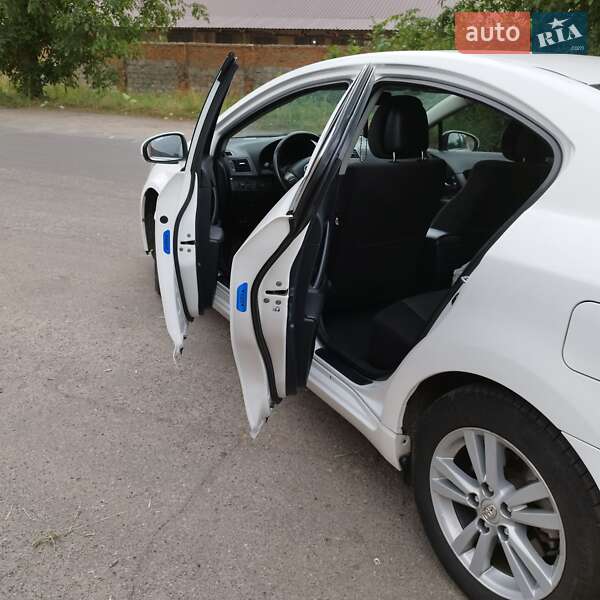 Седан Toyota Avensis 2011 в Виннице