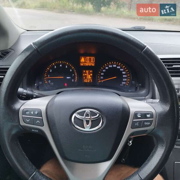 Седан Toyota Avensis 2011 в Виннице