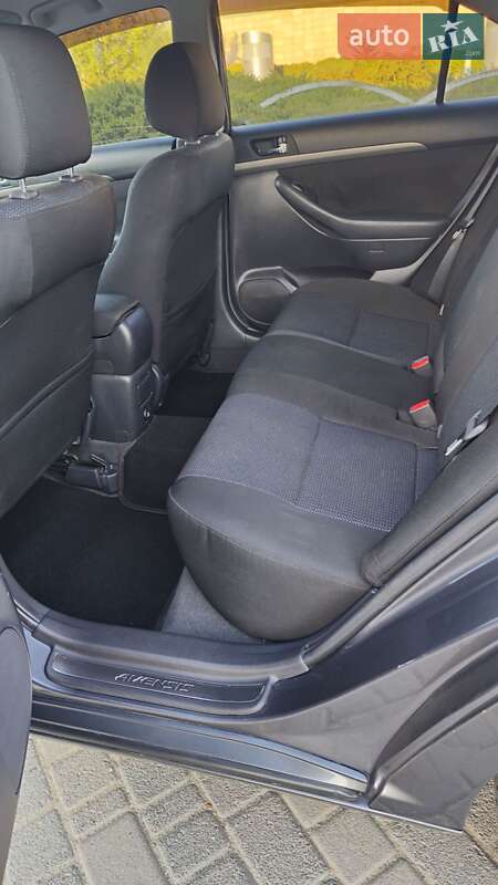 Седан Toyota Avensis 2007 в Южном