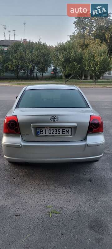 Седан Toyota Avensis 2005 в Гадяче