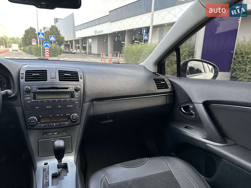 Седан Toyota Avensis 2009 в Киеве