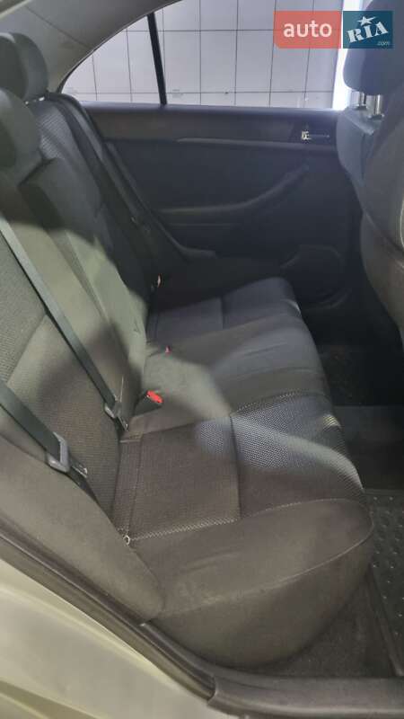 Седан Toyota Avensis 2005 в Києві