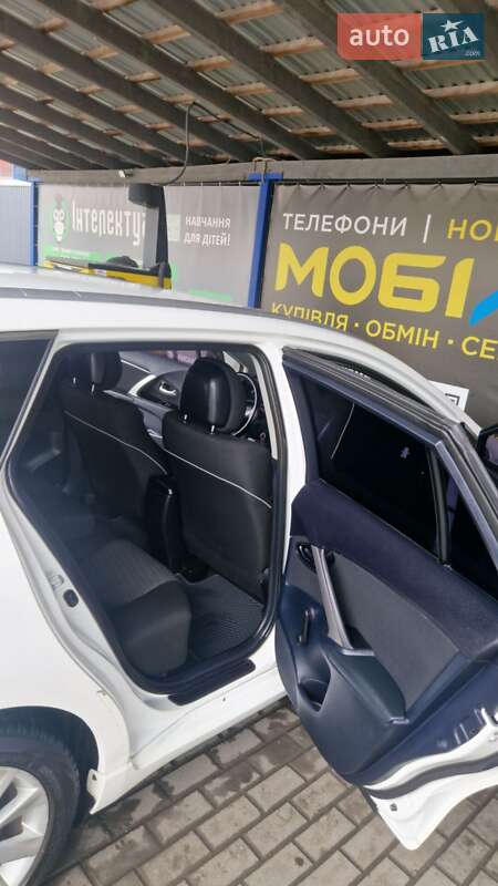 Универсал Toyota Avensis 2013 в Тернополе
