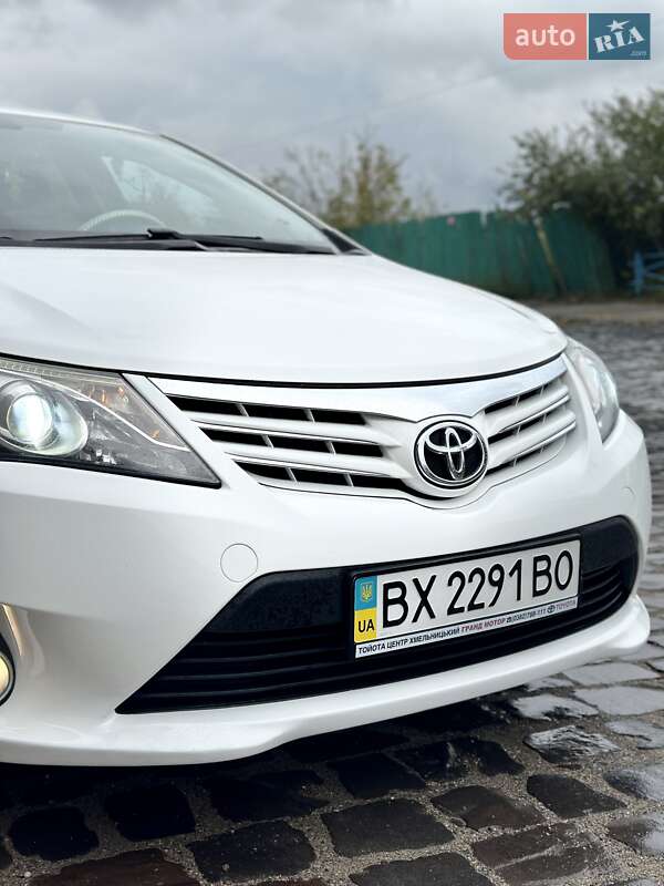 Седан Toyota Avensis 2013 в Каменец-Подольском