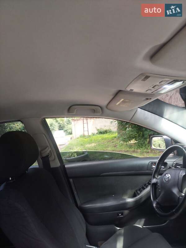Седан Toyota Avensis 2003 в Львове