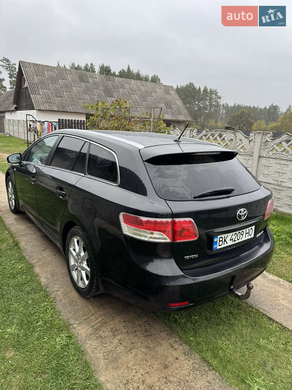 Универсал Toyota Avensis 2010 в Сарнах